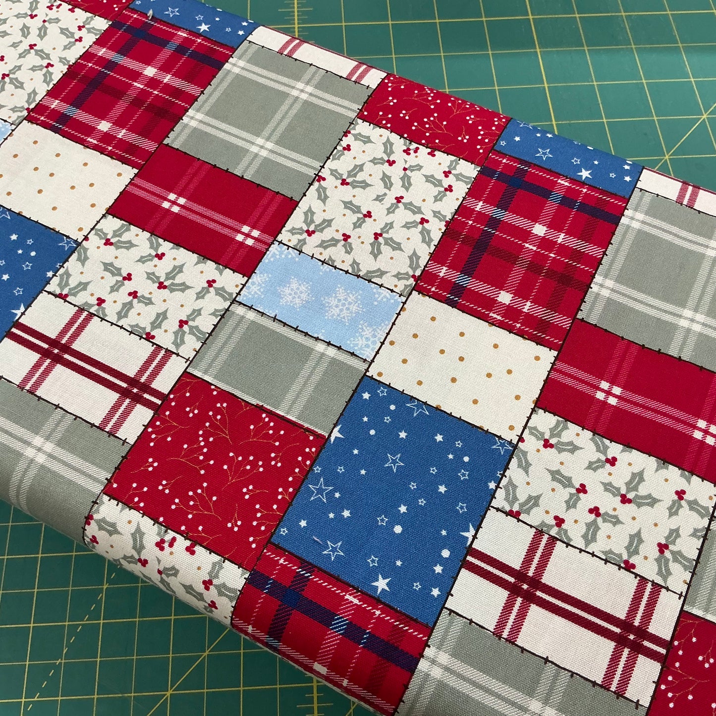 Christmas Patchwork - Holly Jolly Patch
