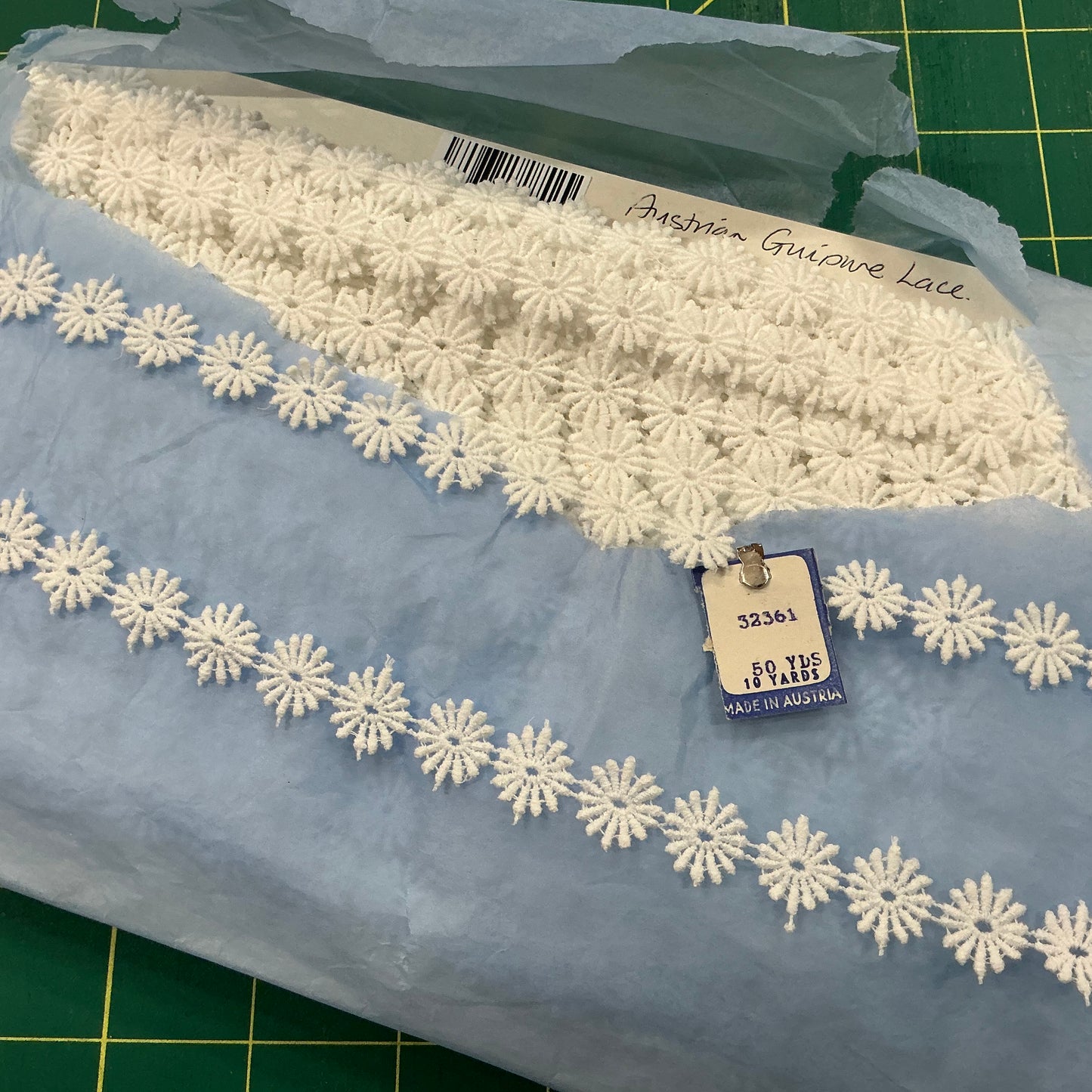 Austrian Guipure Lace - White Daisies - 15mm