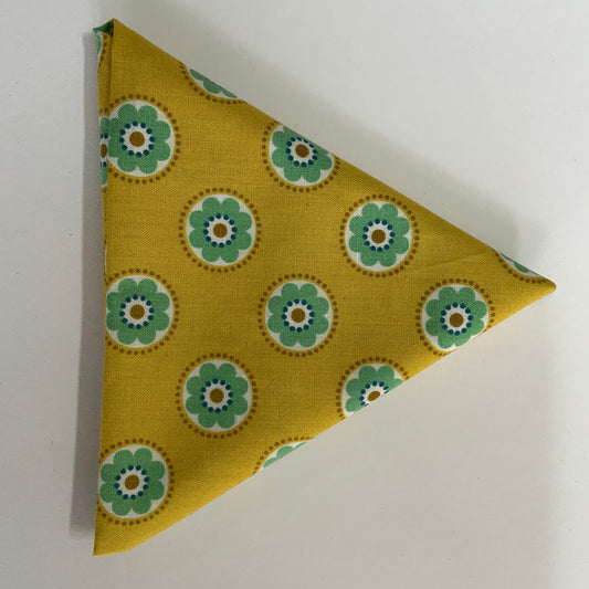 Funky Green Daisy on Yellow - Fat Quarter